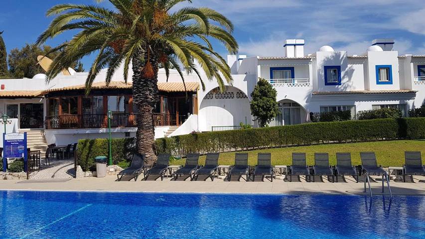 Hôtel pour 3 personnes, avec bassin pour enfant et jardin ainsi que piscine et sauna, adapté aux familles