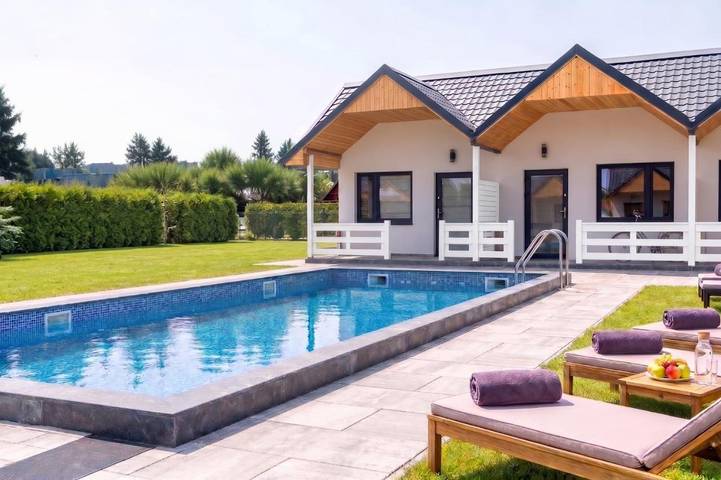 Domek letniskowy dla 4 osób, z Taras i Jacuzzi oraz Ogród i Basen dla dzieci w Mielenko