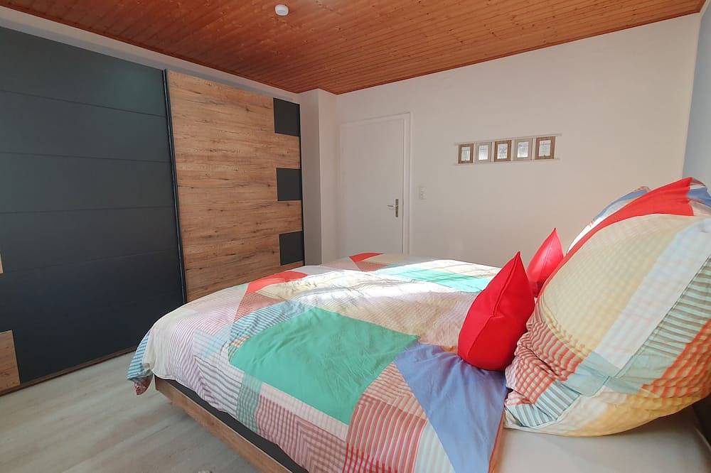 Ganze Wohnung, Gemütliche Ferienwohnung (85qm) mit großem Balkon und Parkplatz in Karlstadt, Fränkisches Weinland