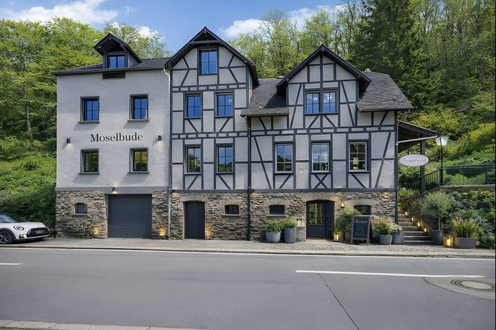 Ferieudlejning for 14 personer, med Balkon og Have samt Sauna i Mosel