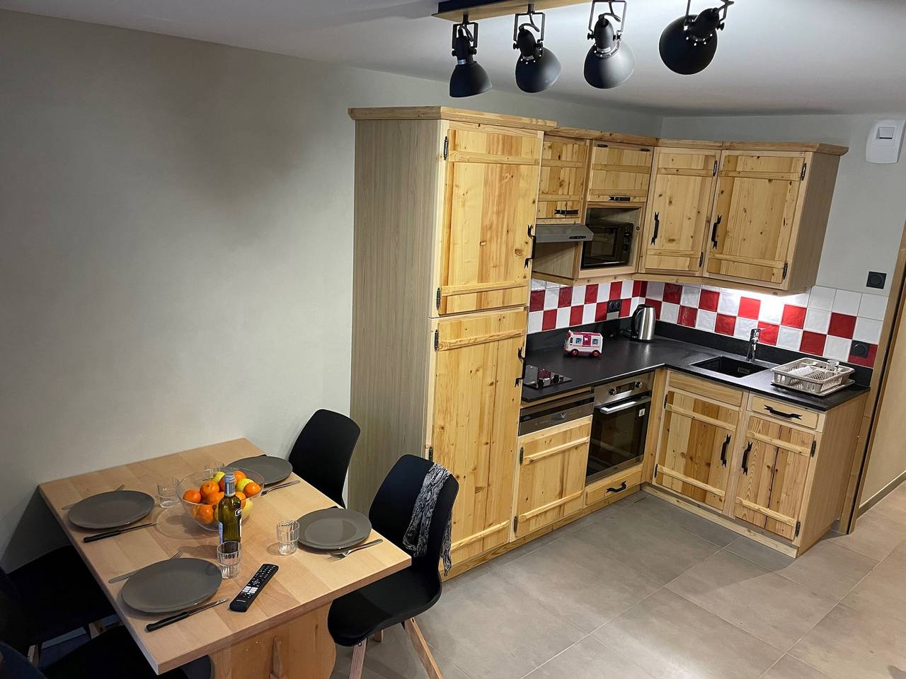 Apartamento entero, Estudio en Le Grand-Bornand con acceso a piscina, cerca de pistas y bus in Le Grand-Bornand, Región de Annecy