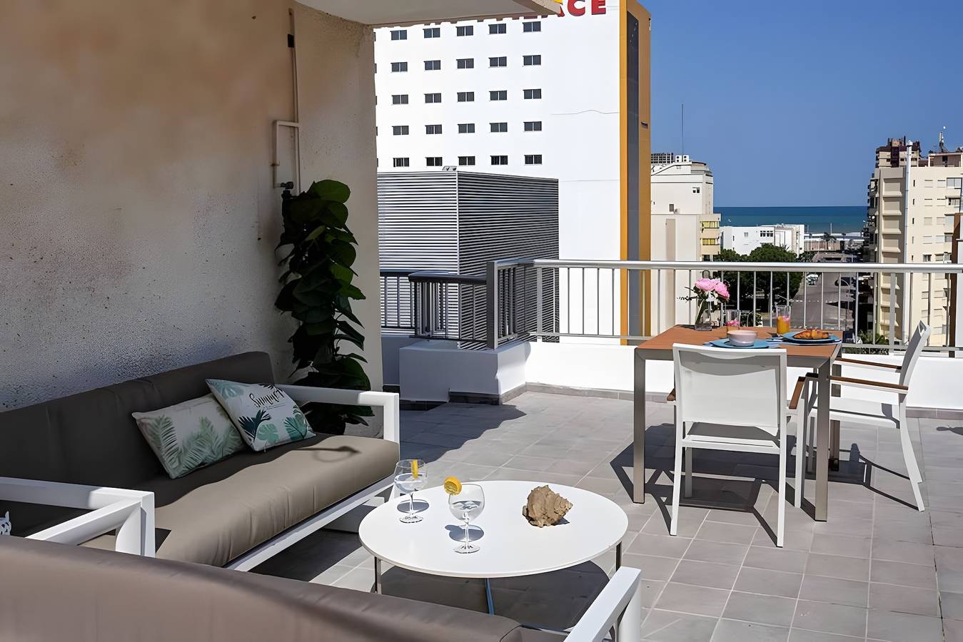 Apartamento entero, Apartamento 'Terrazas Playa Gandia' con vistas al mar, Wi-Fi y aire acondicionado in Playa de Gandía, Costa de Valencia