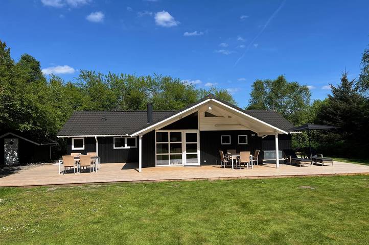 Ferieudlejning for 10 personer, med terrasse og sauna samt jacuzzi i Jegum