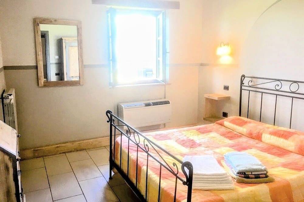 Entire apartment, Spoleto Pool Side-Apt 3/Spoleto centre 0.7 kms/sleeps 4/Wifi+aircon in Spoleto, Perugia Province