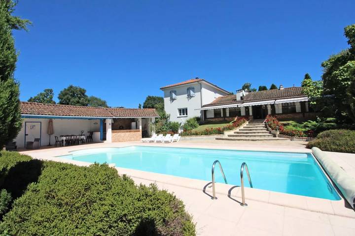 Gîte pour 6 personnes, avec piscine et jardin - 1