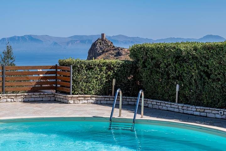 Villa for 6 people, with terrace and view, with pets in Scopello