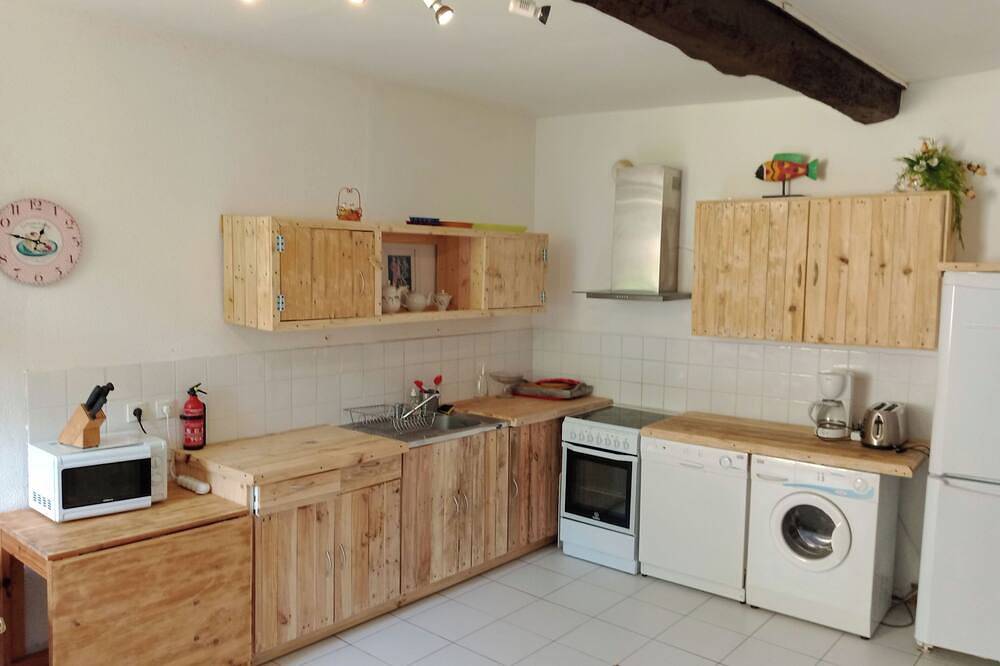 Appartement entier, Gite au pays cathare et piscine in Chalabre, Région de Limoux