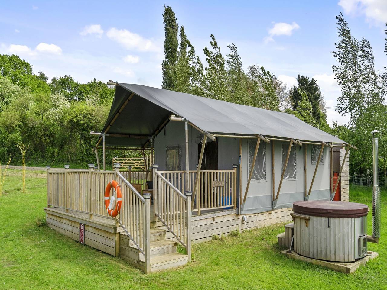 Tienda Safari en Hertford con Jacuzzi in Hertford, Hertfordshire