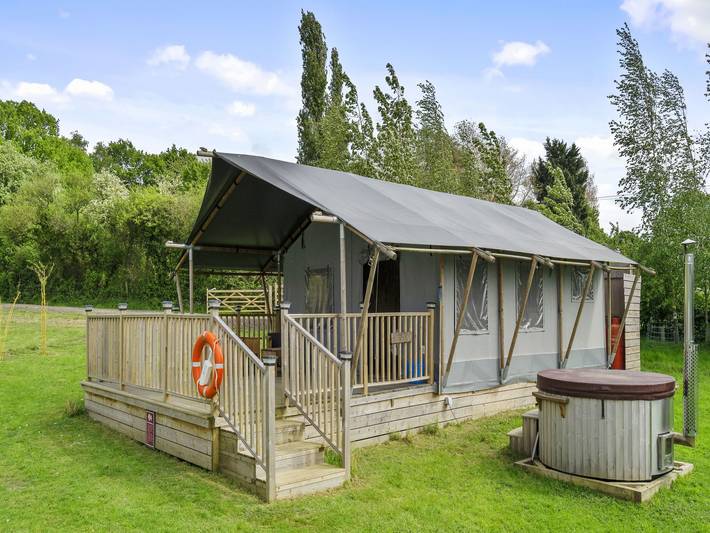 Glamping for 6 people, with Terrace and Hot tub as well as Garden in Hertfordshire