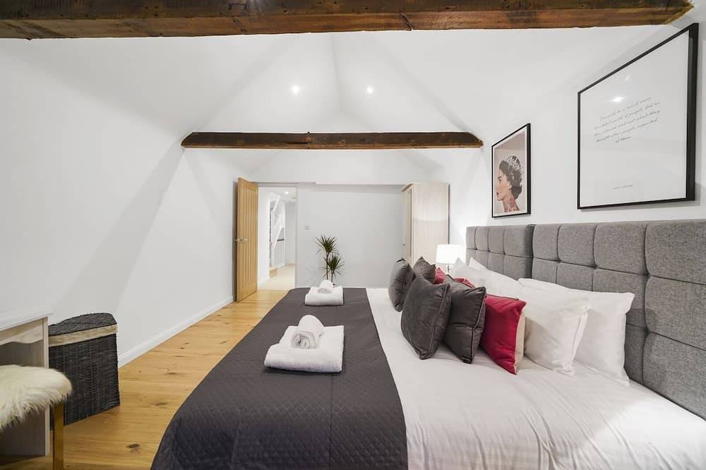 Eton Townhouse | 5 Beds | Castle Views | Parking | Prime High Street Location in Eton, Berkshire