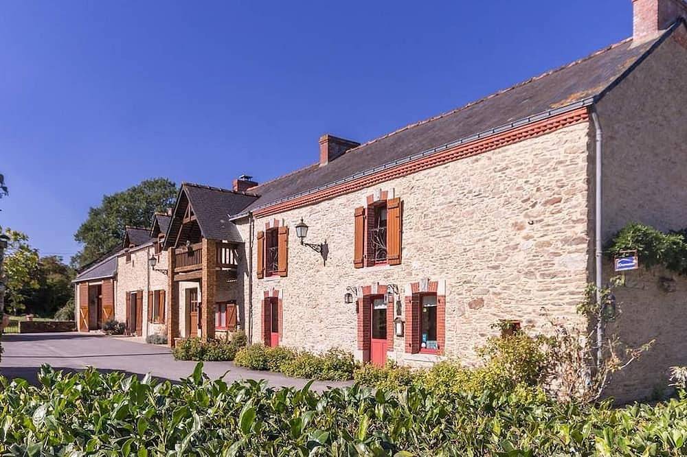 Chambre rustique avec lit king-size, cheminée, petit-déjeuner et équipements pour enfants à Bouvron in Bouvron, Région de Châteaubriant