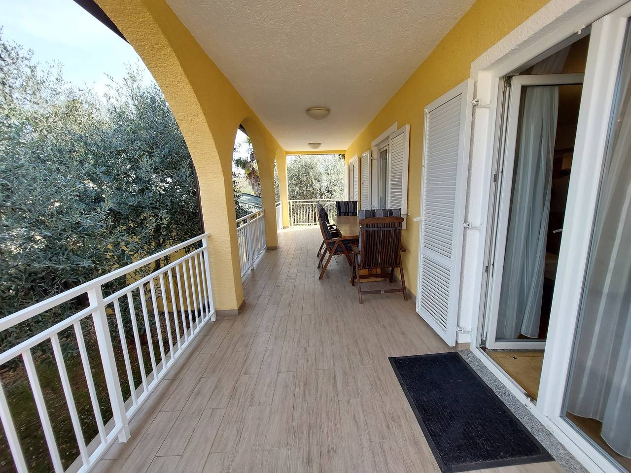 Ganze Wohnung, 1-Zimmer-Ferienwohnung mit Terrasse Malinska, Krk A-22892-b in Malinska-Dubašnica, Krk