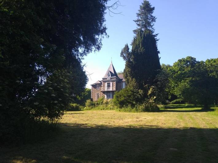 Location de vacances pour 6 personnes, avec piscine ainsi que jardin et vue à Parigné