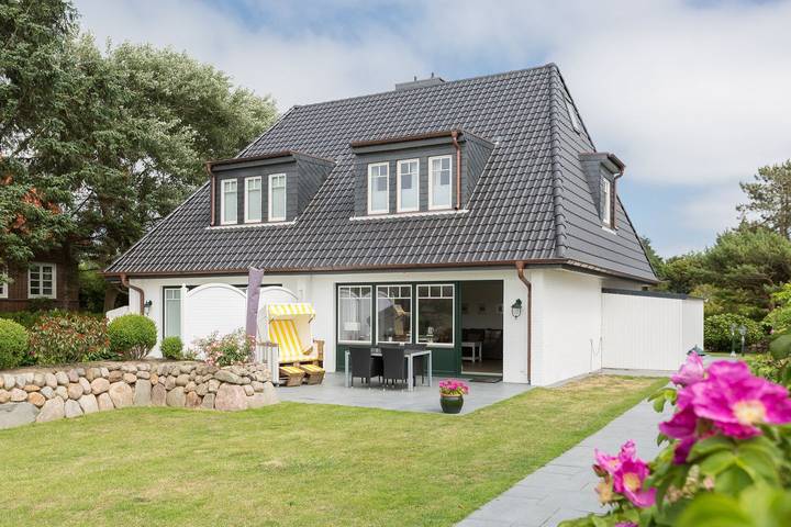 Beste Lage zwischen Dünen und Dorfteich. Tolles Grundstück und viel Platz. in Wenningstedt, Sylt