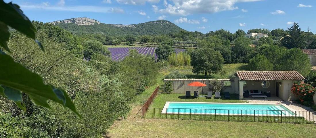 Location de vacances pour 12 personnes, avec jardin et vue ainsi que terrasse et piscine, animaux acceptés à Fons-sur-Lussan