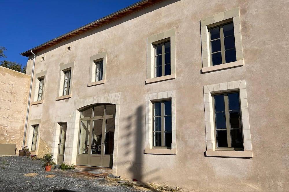Family suite in troglodyte house with access to indoor swimming pool in La Roche-Clermault, Loire-Tal