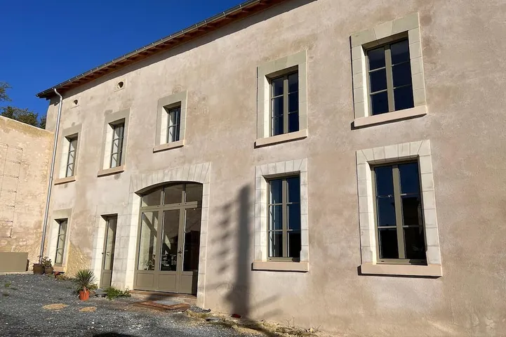 Suite familiale en maison troglodyte avec accès piscine couverte in La Roche-Clermault, Vallée de la Loire