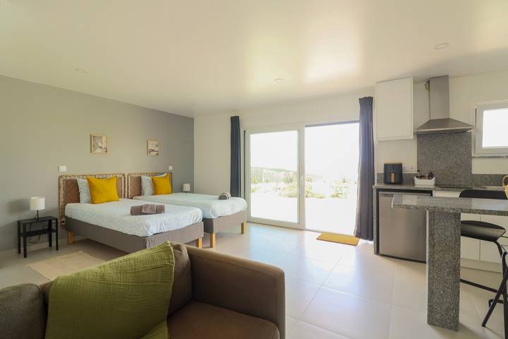 Entire studio, Studio Apartment 'Peace House Lourinhã T0' with Shared Pool, Shared Terrace and Wi-Fi in Lourinhã, Lisbon District