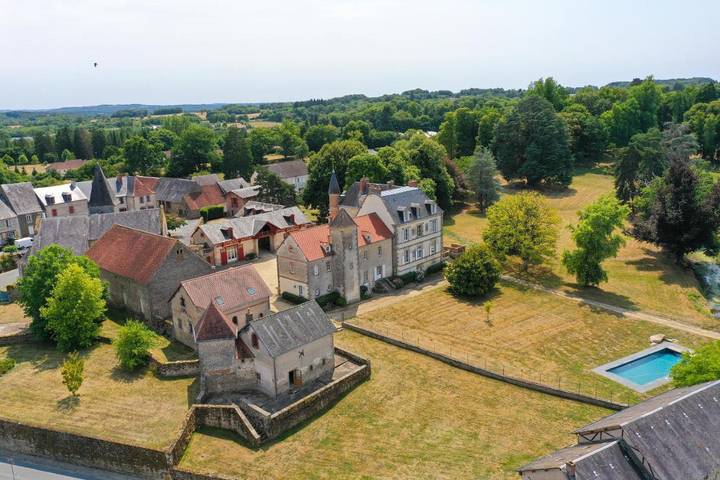 Location de vacances pour 15 personnes, avec jardin ainsi que piscine et vue dans La Chapelle-Baloue
