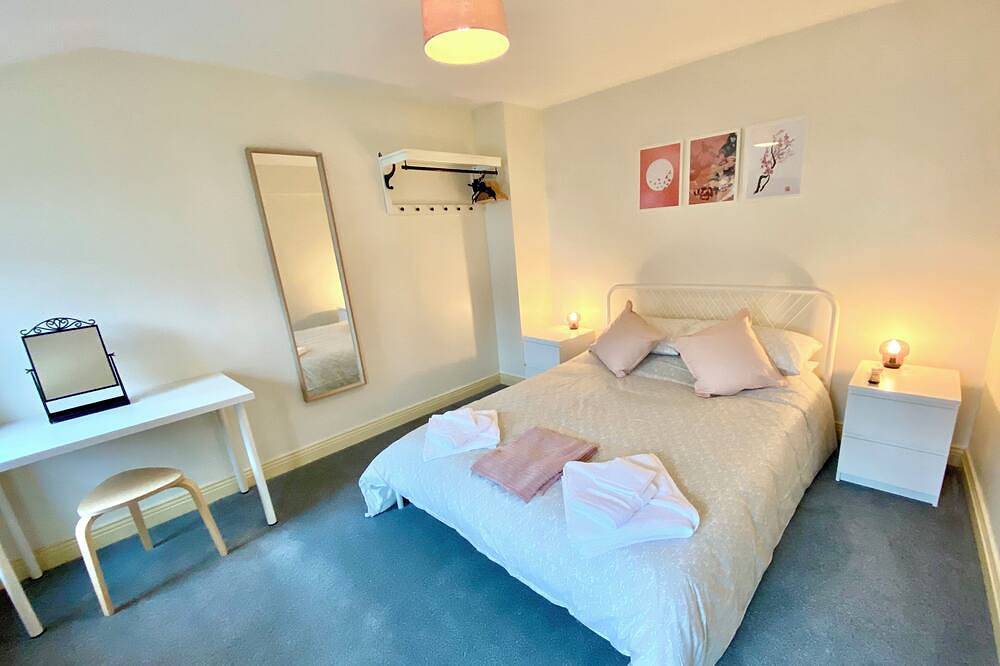 Flamborough Rock House & Cottage - village centre location in Flamborough, East Riding of Yorkshire
