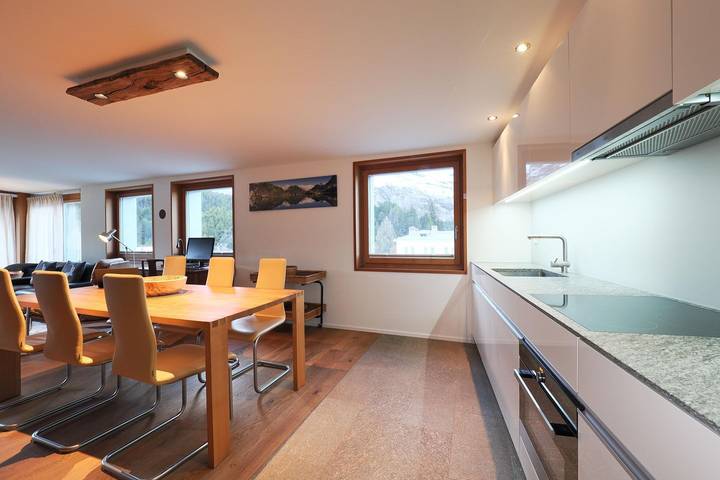 Ganze Wohnung, Chesa Solndanella  – Stilvolle Ferienwohnung mit Tal- und Bergblick in Bregaglia, Sankt Moritz