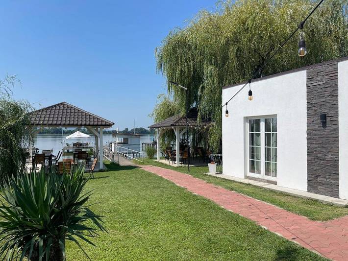 Appart’hôtel pour 2 personnes, avec vue sur le lac et piscine ainsi que vue et jardin, adapté aux familles