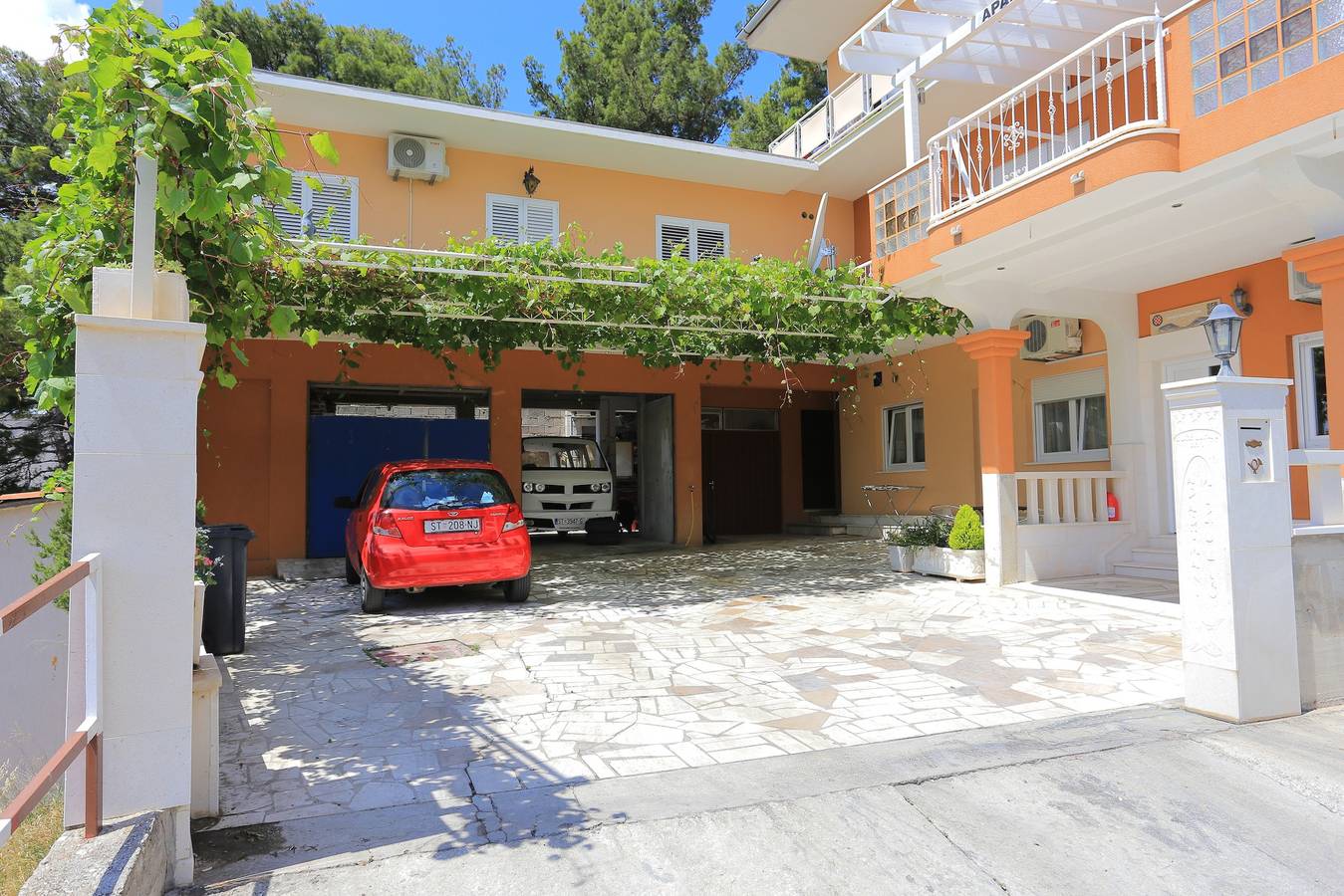 Entire apartment, One bedroom apartment with terrace and sea view Duće (Omiš) A-18302-b in Dugi Rat, Omiš-Riviera