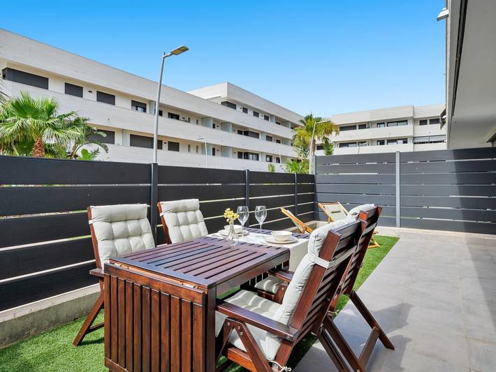 Entire holiday apartment, Ground floor with private garden 1min beach in Platja de Bon Caponet (Terres de l'Ebre), l'Ametlla de Mar