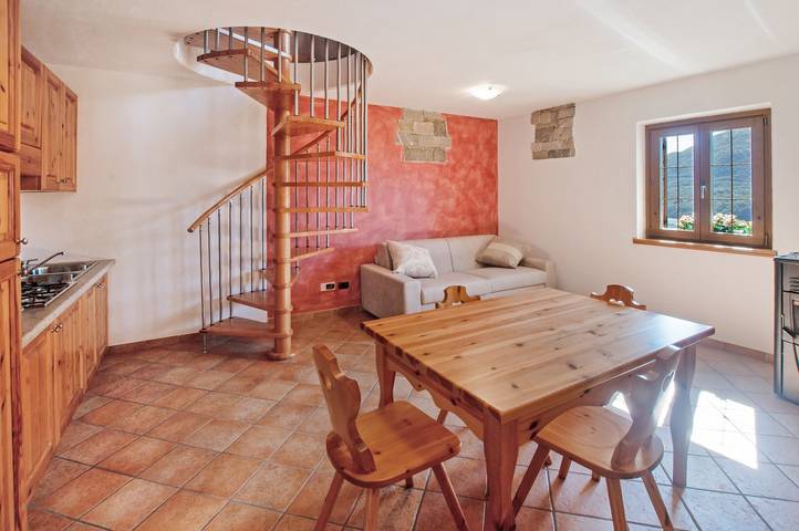Casa vacanze Il ciliegio sul lago con vista lago, terrazza e giardino in Verceia, Lago di Como