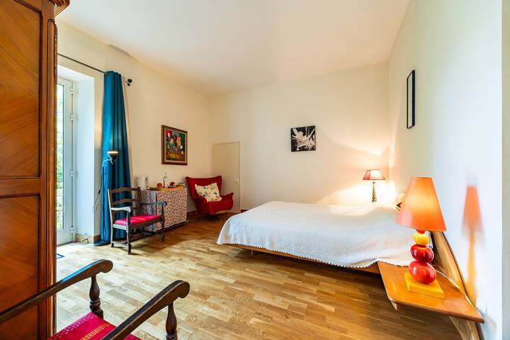 Bed and Breakfast 'Chambre Merlot' with Shared Pool, Shared Terrace and Wi-Fi in Saint-Germain-du-Puch, Libourne region