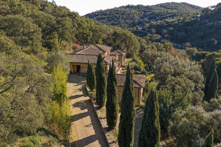 Location de vacances pour 12 personnes, avec terrasse et piscine ainsi que vue et sauna à La Celle-sous-Gouzon - 3