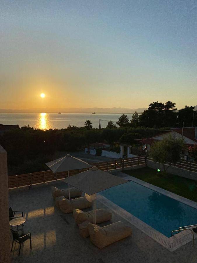 Location de vacances pour 2 personnes, avec piscine ainsi que jardin et vue dans Mikra Mandinia