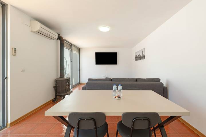 Holiday Home 'The White Villa' with Private Pool, Wi-Fi and Air Conditioning