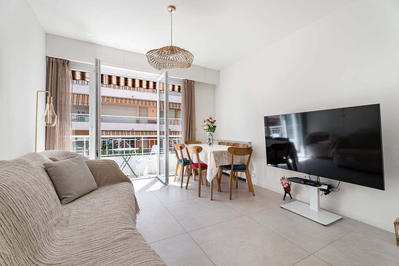Entire apartment, Rose des Sables - 4min à pied de la Plage in Juan-les-Pins, Antibes