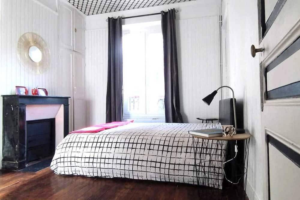 Entire apartment, Appartement Ancien Avec Jardin au Calme. Charme Xxl... Animaux, C'est oui ! in Puteaux, Hauts-de-Seine