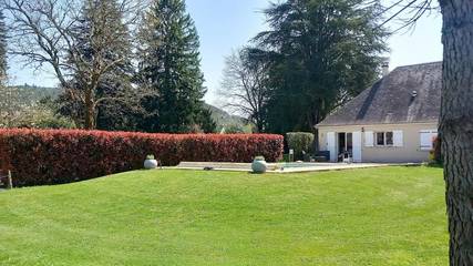 Location de vacances pour 8 personnes, avec jardin ainsi que piscine et vue dans Argentat-sur-Dordogne