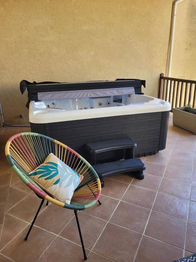 Location de vacances pour 8 personnes, avec jacuzzi et jardin, adapté aux familles à Les Brunels - 2