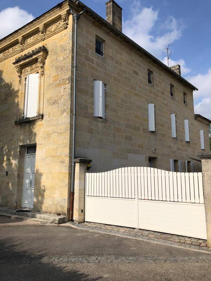 Location de vacances pour 2 personnes, avec vue ainsi que piscine et jardin à Saint-Seurin-sur-l'Isle - 4