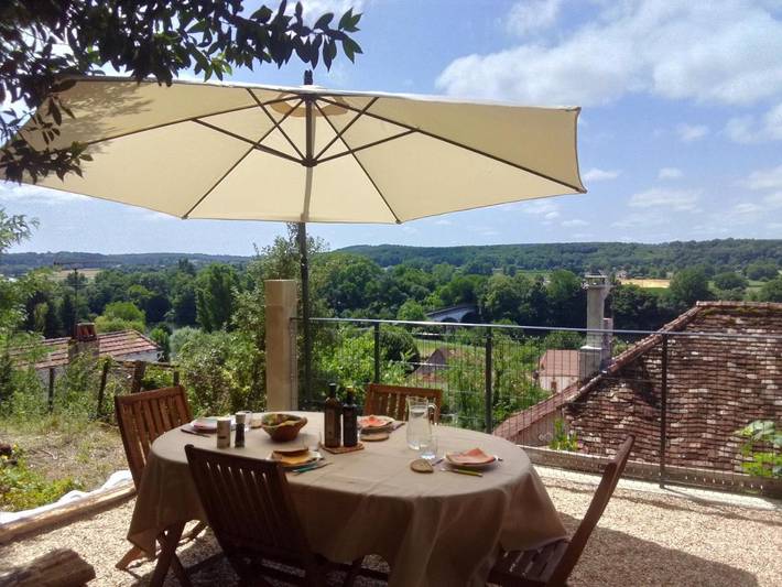 Location de vacances pour 6 personnes, avec Terrasse ainsi que Jardin et Vue à Saint-Capraise-de-Lalinde