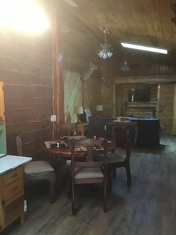 Log cabin ,ocklawaha fl, close to ocala villages pet friendly ,lake Weir in Marion County (FL)
