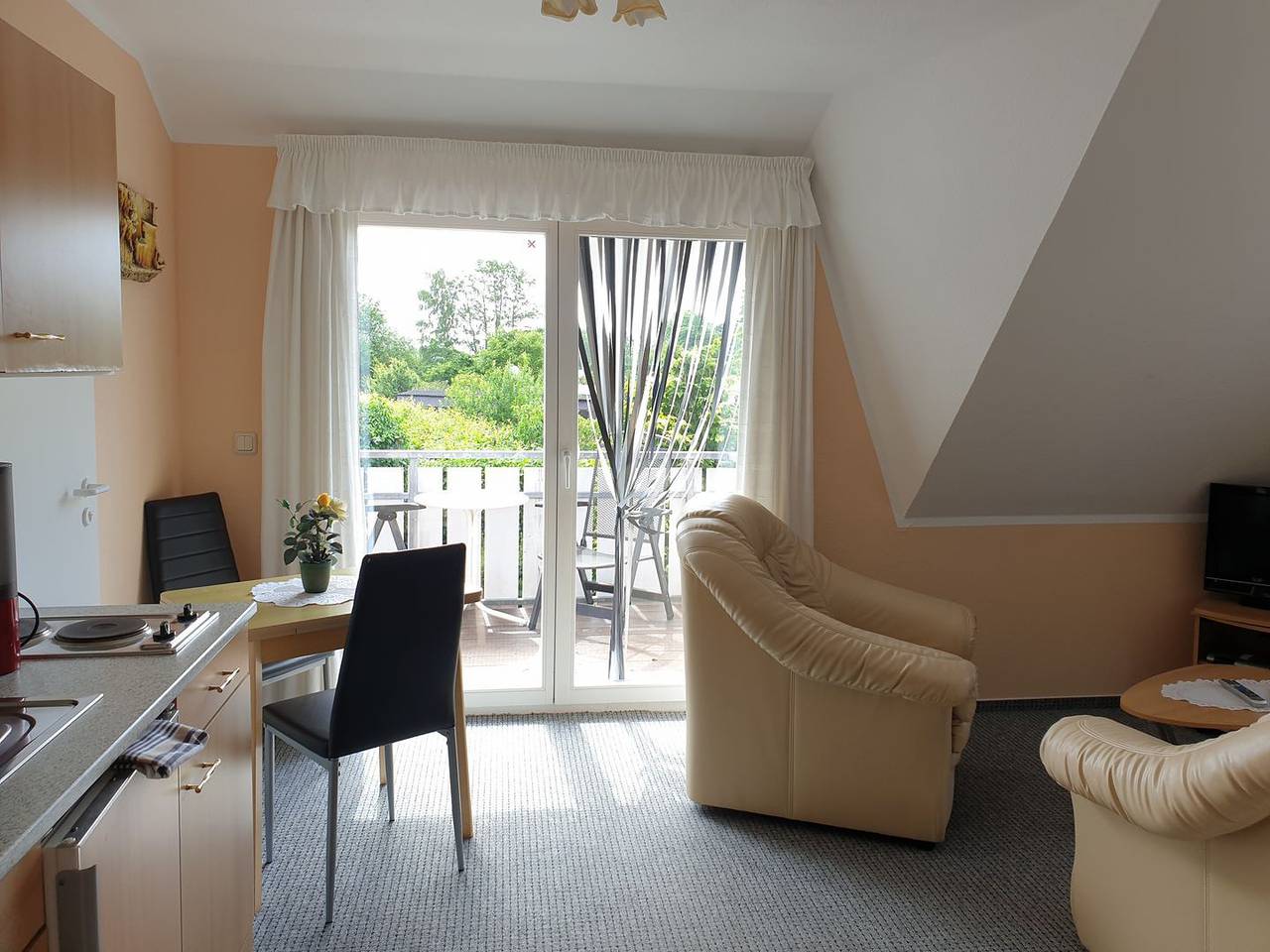 Ganze Wohnung, Kleine gemütliche Ferienwohnung mit gepflegtem grünen Grundstück - Buhne Ii (Og) in Wieck am Darß, Fischland - Darß - Zingst