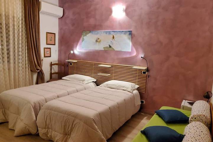 500 mt  from the sea 50 meters from the railway station rooms with all comforts in Ostia, Roma