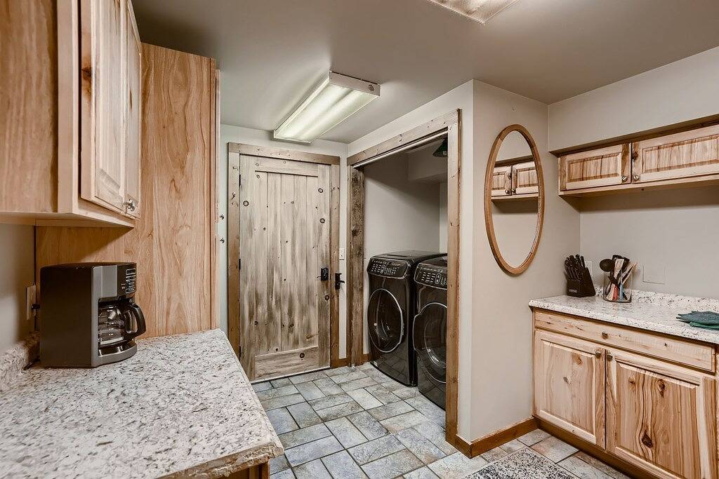 The River House Lodge: On Main Street, Pet-Friendly, Walk to Gondola, Shuttle in Arapaho and Roosevelt National Forests