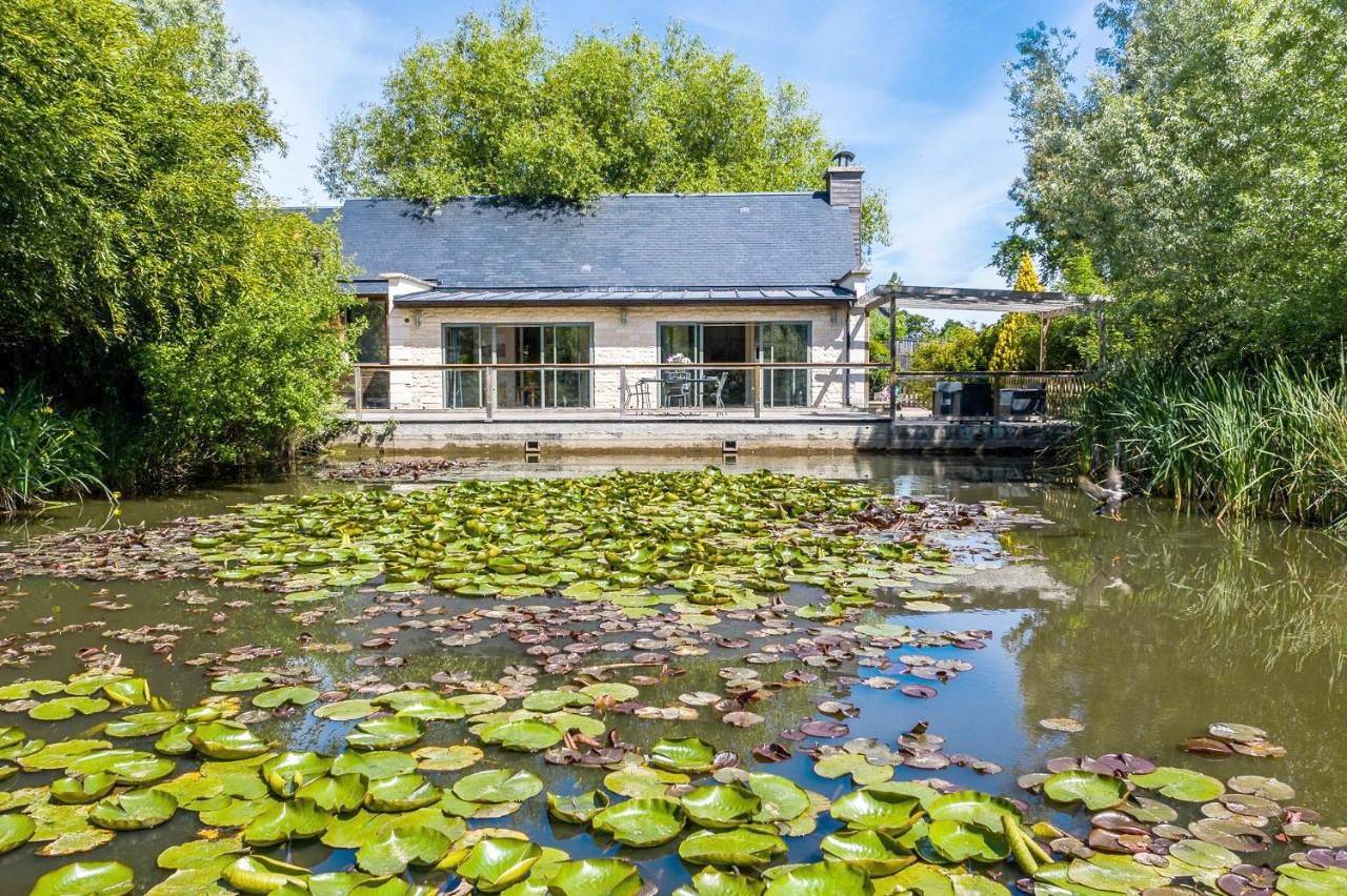 Two-Bedroom Waterside House with Access to Pool and Spa in Saint-Pierre-en-Auge, Lisieux und Umgebung