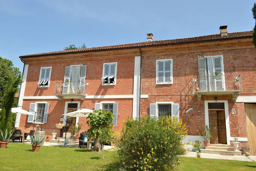 Room with bathroom in ancient farmhouse in Monferrato in Castelnuovo Belbo, Provincie Asti