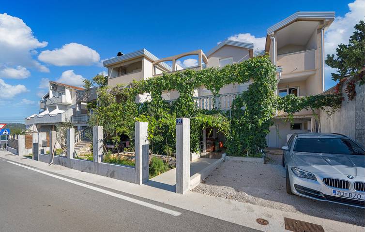 Ferienwohnung für 2 Personen, mit Seeblick und Terrasse in Pirovac