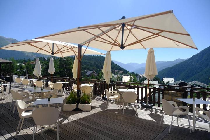 Hôtel pour 4 personnes, avec jardin et piscine ainsi que sauna et vue, animaux acceptés dans Auron
