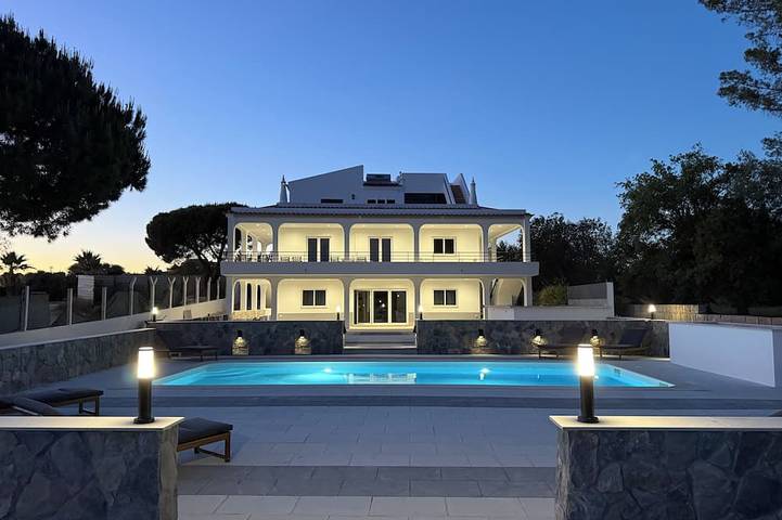 Villa for 14 people, with garden and pool as well as balcony in Alvor