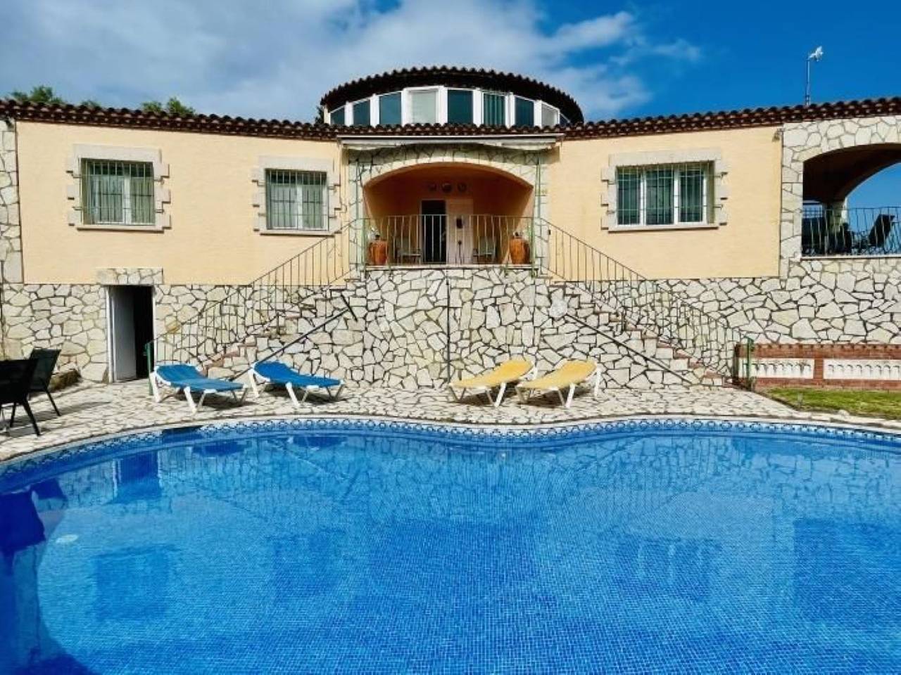 Villa 'Girasol' with Private Pool, Private Terrace and Wi-Fi in Mas Pere, Calonge