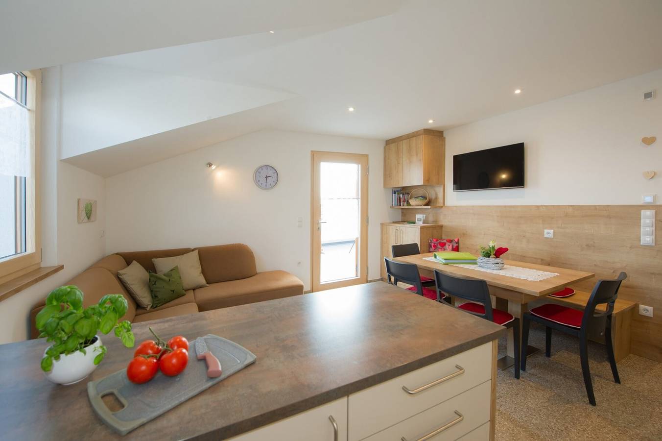 Ganze Wohnung, Dachgeschoss-Apartment "Kristallhof Bergblick" mit Bergblick, Garten und Terrasse in Kalterer See, Kaltern an der Weinstraße